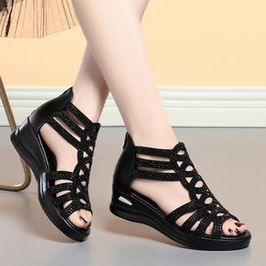 Sandales romaines à bout ouvert pour femmes, à semelle épaisse, nouvelle collection été 2024, pour femmes d'âge moyen et âgées, chaussures confortables à semelle souple et compensée - Product Image 2