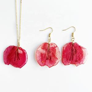 Nuovo Design Set Collana e Orecchini in Acciaio Inossidabile con Fiori di Carta Hawaiani e Resina Epossidica con Bouganvillea Vera Essiccata - Product Image 2