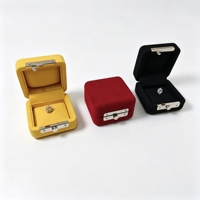 Boîte d'emballage de bijoux haut de gamme DOC Factory R.GEM. Boîte de rangement carrée en microfibre avec motif diamant et porte-bonheur