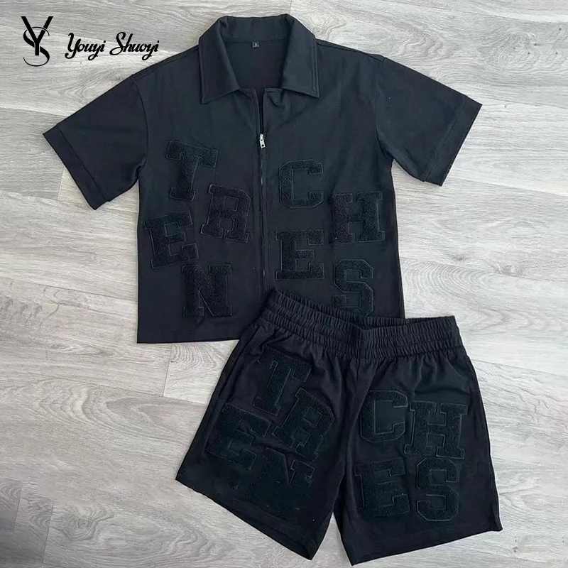 YYSY été deux pièces survêtement personnalisé Chenille broderie couleur unie fermeture éclair à manches courtes revers chemise et short ensemble pour hommes