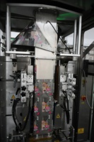 Bagel Crisp mesin kemasan vertikal Quad segel dengan 4 kepala timbangan dua Set Conveyor menyelesaikan langit-langit tinggi masalah terbatas