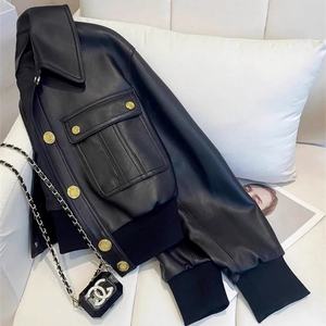 Chaqueta Corta de Cuero Vegano para Mujer 2025 - Diseño Retro de Lujo con Botones Dorados y Múltiples Bolsillos |   Lujo Discreto y Personalizable - Product Image 2