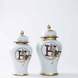 Pot contemporain en porcelaine chinoise blanc et or de luxe Pot de temple européen en céramique antique avec chevaux - Product Image 1