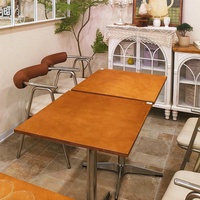 Comptoirs à plusieurs niveaux et chaises rembourrées pour pâtisserie, mobilier de restaurant commercial sur mesure.
