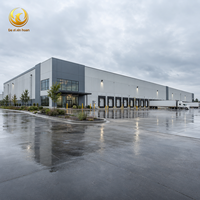 Centre de distribution logistique en acier, entrepôt industriel, bâtiment de stockage préfabriqué, quai de chargement métallique
