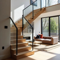 Escalier à poutre longitudinale simple en tube carré avec acier noir thermolaqué, marches en bois
