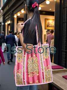 Bolso de mano acolchado de algodón que destaca la artesanía tradicional de los bloques florales hechos a mano para uso diario y una vida consciente. - Product Image 4