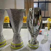 Trophée de football européen personnalisé en usine, artisanat métallique avec base en forme de drapeau, OEM/ODM disponible pour les compétitions sportives internationales