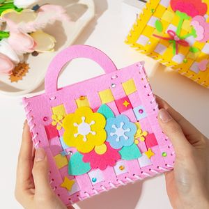 ชุดงานฝีมือทำกระเป๋าถือ DIY สำหรับเด็ก ของขวัญวัน<span class=keywords><strong>แม่</strong></span> กระเป๋าทำมือจากผ้าไม่ถักทอ เป็นมิตรกับสิ่งแวดล้อม พร้อมลายดอกคาร์เนชั่น ของเล่นเสริมพัฒนาการ - Product Image 3