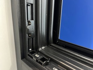 Fenêtre à battant moderne en alliage d'aluminium Smeku de qualité supérieure, étanche, avec moustiquaire de sécurité et verre trempé pour salle de bain - Product Image 5