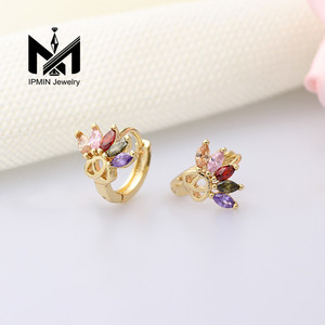 Pendientes Huggie de oro laminado de circonita <span class=keywords><strong>multicolor</strong></span> baratos al por mayor, joyería de latón de estilo clásico para mujer - Product Image 3