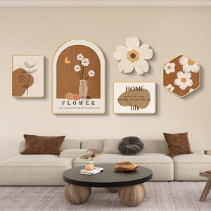 Conjunto de arte mural de estilo nórdico color crema, con forma irregular y patrón floral, pintura en porcelana de cristal para sala de estar junto al sofá. - Product Image 2