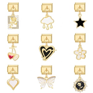 Bracelet modulaire italien en acier inoxydable, avec un pendentif breloque tendance plaqué or en stock - Product Image 3