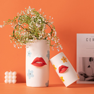 Jarrón de Cerámica con Diseño Creativo de Labios Rojos, Pintado a Mano, para Decoración de Hotel, Hogar u Oficina - Product Image 1
