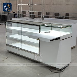 Vitrine de magasin de détail personnalisée en verre trempé blanc, étagères à vision complète avec éclairage LED, design de présentoir - Product Image 4