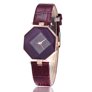 Montres mécaniques pour femmes OEM, style mode, avec cadran en quartz orné de cristaux prismatiques et bracelet en cuir, design minimaliste - Product Image 6