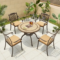 de mariage contemporaine italienne avec patio, chaises 4 places, balcon de luxe, petite table à manger ronde pour événements