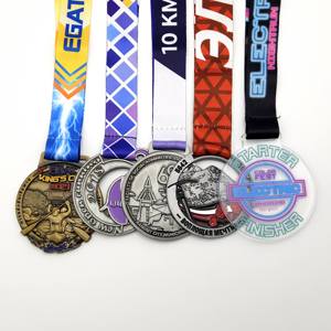 Medaglie Sportive Personalizzate OEM in Lega di Zinco Placcate Oro con Logo 3D per Camminata e Corsa - Product Image 1