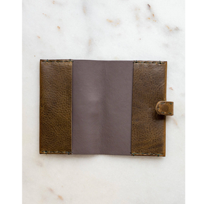 Couverture de passeport en cuir véritable de style vintage de luxe magnifiquement conçue avec touches faites à la main Blocage RFID Options personnalisables - Product Image 2