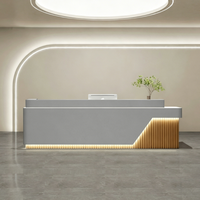 Bureau de réception moderne et minimaliste en crème personnalisé avec éclairage LED pour salon de beauté et boutique