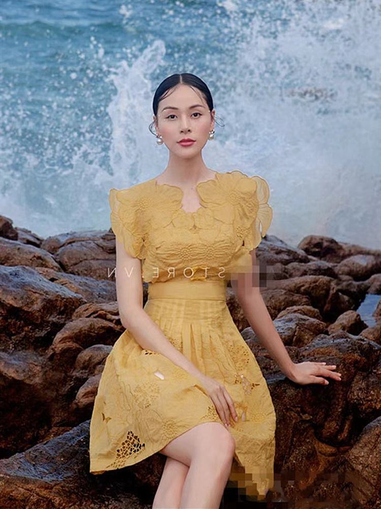 OUDINA – Mini robe jaune à broderie florale, taille haute, courte