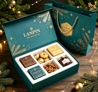 Panier-cadeau de Noël de luxe en carton rigide avec estampage doré, motif flocon de neige et étoile, et insert plateau blister pour emballage de snacks