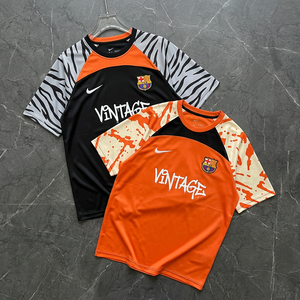 Camiseta de Fútbol Vintage del <span class=keywords><strong>Barcelona</strong></span> con Estampado de Rayas de Tigre, 100% Algodón Tejido, Negra y Naranja, Estilo Casual Urbano - Product Image 1