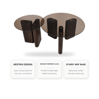Ensemble de 2 tables basses gigognes rondes avec plateau en verre trempé fumé et pieds en MDF imitation bois de noyer, style moderne minimaliste pour salon