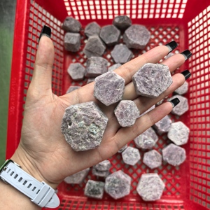 天然クリスタルレッドコランダムラフUVルビー原石宝石手作り - Product Image 3