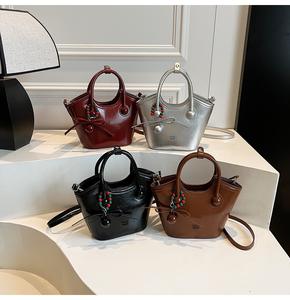 กระเป๋าถือสะพายข้างสีแดงราคาโรงงาน กระเป๋าถือทรงถังพรีเมียมสำหรับงานแต่งงาน กระเป๋าถือแบบถือหรือสะพายไหล่เดียว - Product Image 2