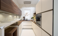 Meuble de cuisine modulaire européen individuel, menuiserie et charpenterie pour l'hôtellerie, placage naturel, tambour, comptoir en stratifié marbré