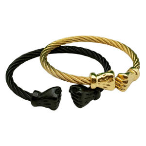 <span class=keywords><strong>Bracelet</strong></span> à breloques tendance pour hommes avec un design cool Couronne de poing en câble métallique tissé en acier inoxydable doré Accessoires personnalisés Vente en gros - Product Image 4