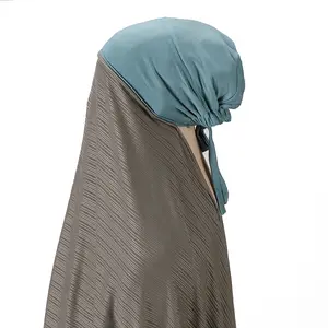 2024 Nieuwste Mode Gebreide Streep Bijpassende Hijab Met Undercap Set Indonesische Vrouwen Instant Hijab Satijnen Binnenpet 2 Stuks Set