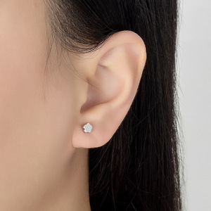 <span class=keywords><strong>Orecchini</strong></span> ipoallergenici piccoli e graziosi <span class=keywords><strong>orecchini</strong></span> a sfera con vite posteriore <span class=keywords><strong>per</strong></span> cartilagine <span class=keywords><strong>Tragus</strong></span> Post gioielli di compleanno orecchino da donna - Product Image 2