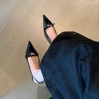 Minimalistische Damen-Slingback-Pumps mit spitzer Zehenpartie und niedrigem Absatz – Lackleder-Schuhe mit Schleifendetail für Büro und festliche Anlässe