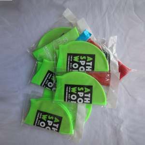 <span class=keywords><strong>Bonnet</strong></span> <span class=keywords><strong>de</strong></span> <span class=keywords><strong>bain</strong></span> en silicone haute élasticité imprimé personnalisé <span class=keywords><strong>bonnet</strong></span> <span class=keywords><strong>de</strong></span> <span class=keywords><strong>bain</strong></span> <span class=keywords><strong>triathlon</strong></span> rouge avec logo - Product Image 2