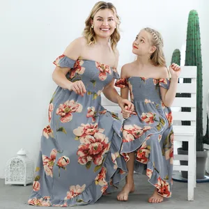 नई स्टाइलिश गर्मियों बच्चे माता पिता कपड़े माँ और मुझे बंद कंधे स्कर्ट छुट्टी परिवार पोशाक आउटफिट