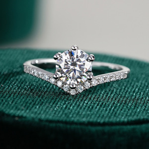 9 Prêt à Expédier Bague Mode en Forme de <span class=keywords><strong>V</strong></span> Moissanite Classique à Six Griffes en Argent Sterling 925 pour Femme au <span class=keywords><strong>Prix</strong></span> de Gros - Product Image 2