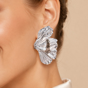 Boucles d'oreilles en acier inoxydable plaqué or en forme de feuille de Ginkgo, bijoux élégants en forme de feuille florale pour femmes - Product Image 3