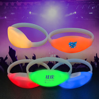 Bracelets LED phosphorescents avec logo personnalisé Fournitures de fête de mariage pour événement d'entreprise avec télécommande Matière plastique