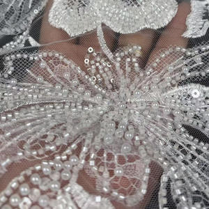 Tissu en dentelle blanche élégante à <span class=keywords><strong>gros</strong></span> motifs floraux perlés pour robe <span class=keywords><strong>de</strong></span> mariée - Product Image 2