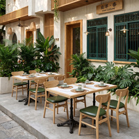 Table et chaises en bois massif pour restaurant thaïlandais, grain de bois naturel, texture rustique, crée une ambiance d'Asie du Sud-Est