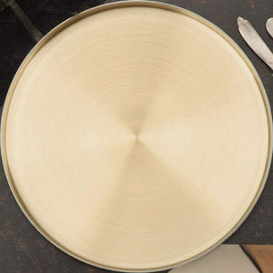 Plateau décoratif élégant en métal avec construction robuste et surface polie pour exposer des bougies bijoux et accessoires pour la maison - Product Image 3