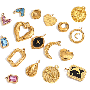 Afirmaciones con Textura Dorada |   Charm de Acero Inoxidable Chapado en Oro PVD 8K |   Colgante con diseño de sol, reina, símbolo feminista, mamá y planta - Product Image 1