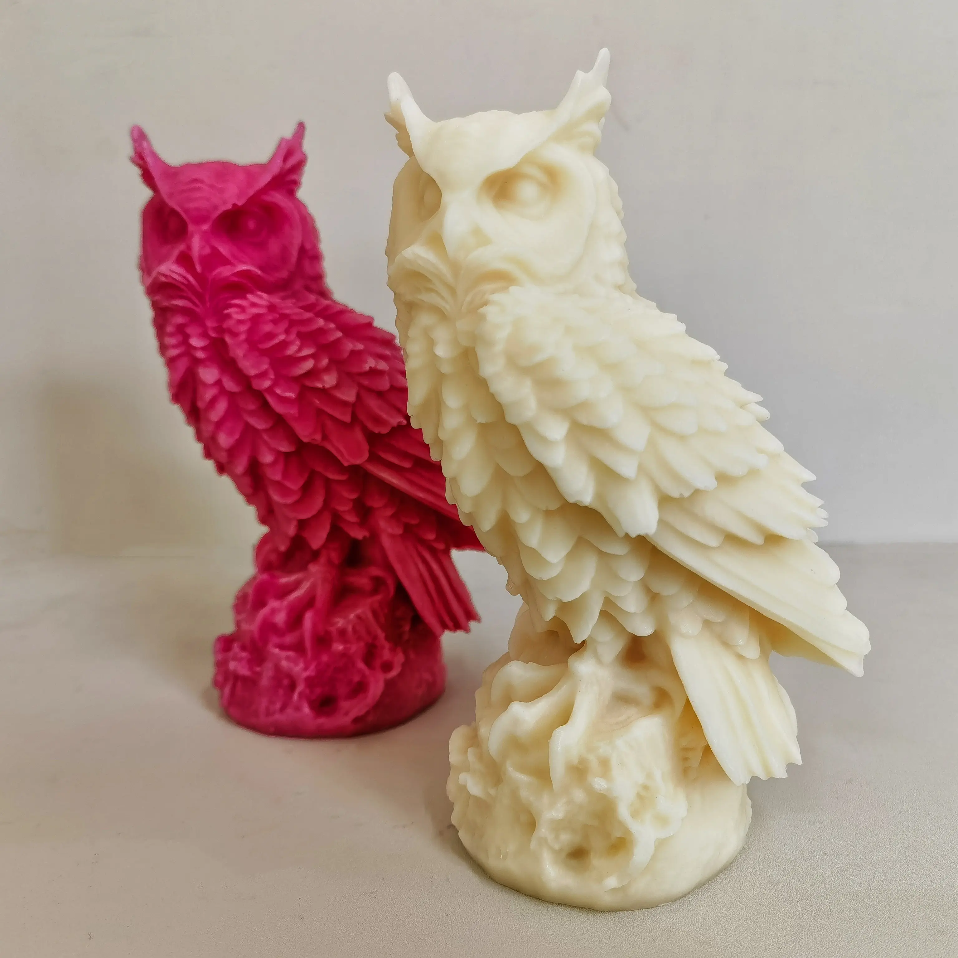 De grandes plumes réalistes d'oiseau hibou de 17cm peuvent être utilisées pour fabriquer des bougies, des moules en silicone pour résine de gypse d'aromathérapie