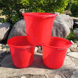 Cubo de Plástico con Boquilla Rojo 30X27X26Cm para Lavado de Autos y Uso Agrícola - Product Image 3