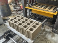Machine de fabrication de blocs de béton creux entièrement automatique avec moteur et pompe, production à basse tension et haute capacité