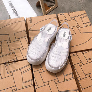 Sandal Wanita Sol Tebal 2025 Retro Roman <span class=keywords><strong>Jelly</strong></span> <span class=keywords><strong>Shoes</strong></span> Desain Platform Slip-On PVC EVA Kasual Baotou Sepatu Wanita - Product Image 2