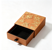 Boîte cadeau de luxe avec tiroir, dorure à chaud, motif floral en relief, papier texturé, emballage pour bijoux, fermeture magnétique, matériaux recyclés, mousse noire