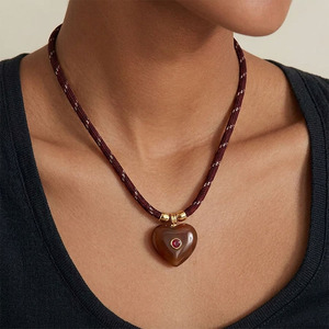 Collana da Donna con Ciondolo a Cuore e Motivo Rotondo, Pietra Zircone Incastonata, Nuova Moda Placcata Oro, Gioiello con Catena - Product Image 3